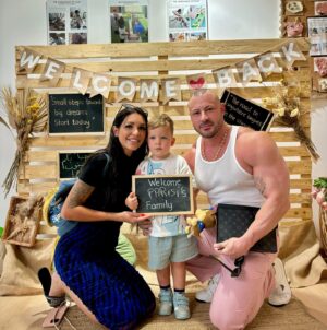 Julia Paredes Instagram - Notre petit prince est rentré en première année de maternelle, mais toujours à @odysseynurserymeydan @officialodysseynursery car ils font FS1 et FS2 l’équivalent de la petite et moyenne section . Ça permet à Vittorio de rester dans son élément avec sa maîtresse et en plus, cerise sur le gâteau, cette année il a sa Lili avec lui 🥰 (faites défiler les photos). 
Dans cette nursery ils prennent soin de lui, lui donne beaucoup d’amour et un très bon apprentissage par le jeu avec la pédagogie  Reggio . Bref on adore cet endroit et notre petit Vitto aussi ❤️
#nursery#backtoschool#reggio#odyssey#meydan#kids#son#dubai#collaboration