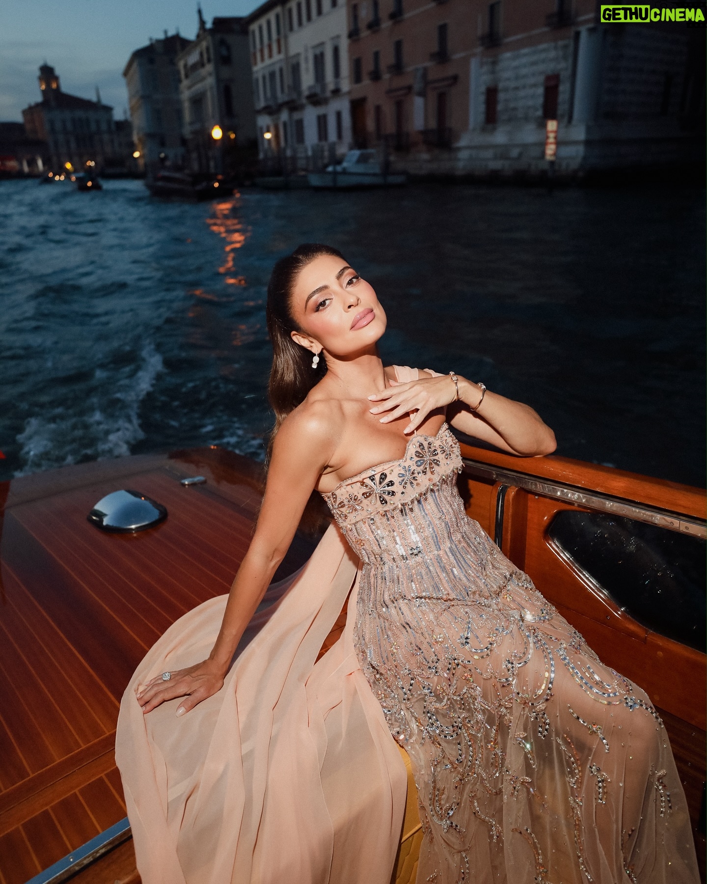 Juliana Paes - 217.6K Likes - Um prazer estar nesse evento que apoia uma causa tão significativa. Obrigada por esses momentos ✨ @camparibrasil @campari.it
#amfAR
@amfar
@pomellato
@georgeshobeika