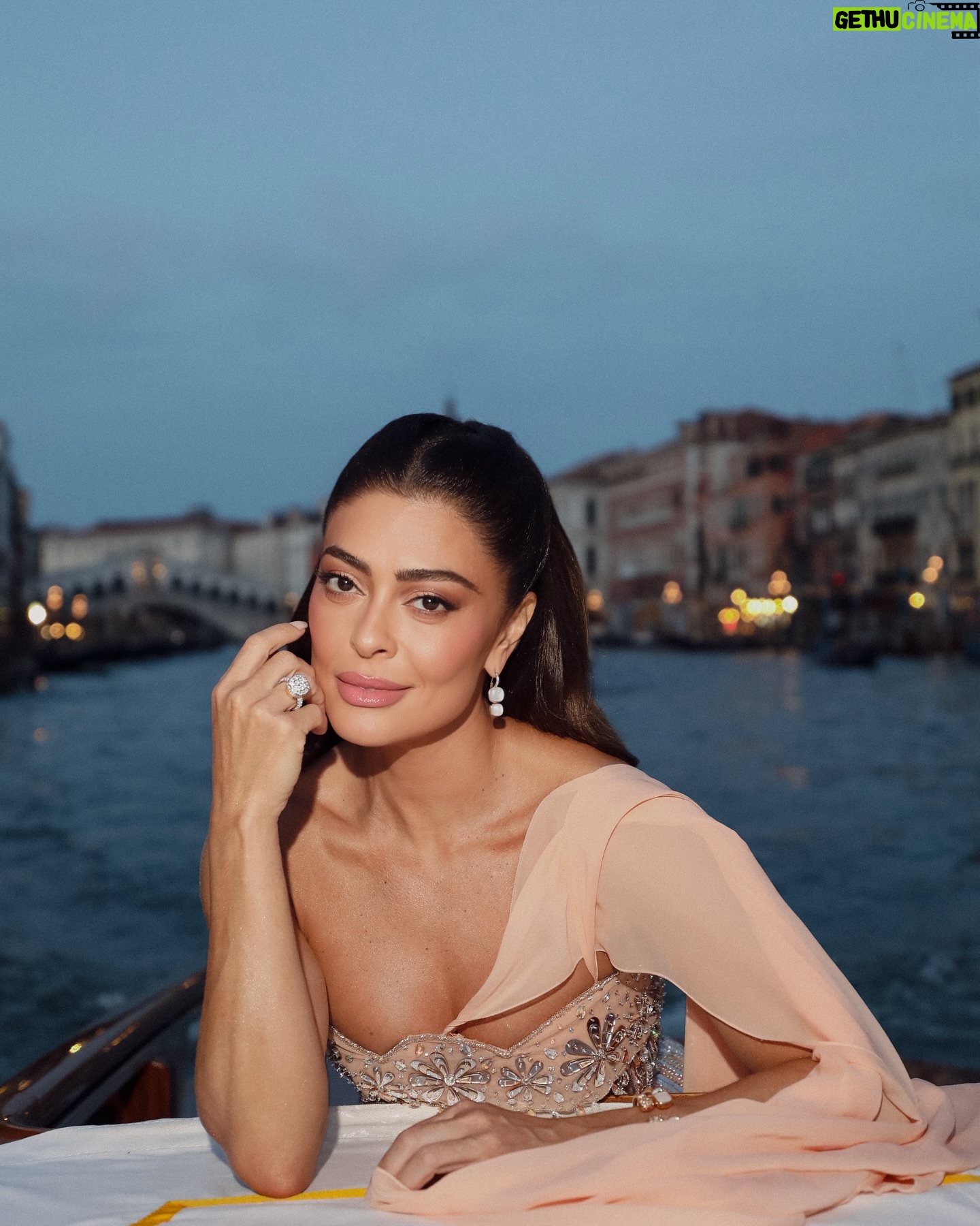 Juliana Paes - 217.6K Likes - Um prazer estar nesse evento que apoia uma causa tão significativa. Obrigada por esses momentos ✨ @camparibrasil @campari.it
#amfAR
@amfar
@pomellato
@georgeshobeika