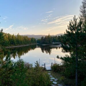 Julie Bélanger Instagram - Y’a les photos glam…et y’a la vraie vie.
Ce week-end j’ai été célébrée, aimée par mes proches. 
Mon noyau dur, mon cocon. 
Habillée en mou dans un chalet, entourée de nature, de musique, où on a mangé un repas copieux avec chef à domicile (merci @le376.charcuterie.bistro pour le repas délicieux et décadent 🤯😋) 
50 ans. Une belle grande étape de vie qui commence bien en maudit ❤️💫🥂