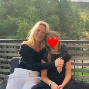 Julie Bélanger Instagram - Y’a les photos glam…et y’a la vraie vie.
Ce week-end j’ai été célébrée, aimée par mes proches. 
Mon noyau dur, mon cocon. 
Habillée en mou dans un chalet, entourée de nature, de musique, où on a mangé un repas copieux avec chef à domicile (merci @le376.charcuterie.bistro pour le repas délicieux et décadent 🤯😋) 
50 ans. Une belle grande étape de vie qui commence bien en maudit ❤️💫🥂