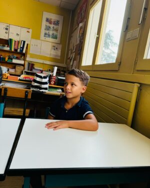 Julie Ricci Instagram - Bonne rentrée à tous. 
Pour nous ça c’est bien passé… 
Enfin un Gianni et un Giovann avec les yeux mouillés et quelques pleures , sûrement l’appréhension de la rentrée en CP pour Gianni et en MS pour Giovann mais cette journée c’est bien passé. 
Un petit bain , le dîner , une belle histoire et au dodo car c’est la reprise des bonnes habitudes aussi le mois de septembre.

Des bisous de nous 💋