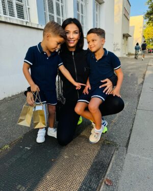 Julie Ricci Instagram - Bonne rentrée à tous. 
Pour nous ça c’est bien passé… 
Enfin un Gianni et un Giovann avec les yeux mouillés et quelques pleures , sûrement l’appréhension de la rentrée en CP pour Gianni et en MS pour Giovann mais cette journée c’est bien passé. 
Un petit bain , le dîner , une belle histoire et au dodo car c’est la reprise des bonnes habitudes aussi le mois de septembre.

Des bisous de nous 💋