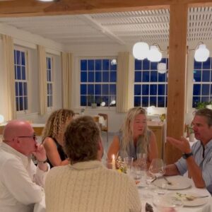 Julie Zangenberg Instagram - På badehotel med venner🌊🩱🍖🌬️🐝🍃