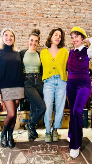 Julieta Díaz Instagram - CONCHA FAMOSA 🦄  FT @julietadiaz77 
EP ESTRENO del @conchaverso 

Con esta invitada de lujo nos introducimos al mundo de la fantasía…
¿Cómo es salir con una famosa?
¿Cómo te encaran? ¿Cómo encarás?
¿Qué onda salir en la paparazzi?
¿Los varones te tienen miedo?

Hoy, cuando todos estamos expuestos, reflexionamos junto a Julieta sobre como encontrar lo real en el mundo de la imagen virtual.

DISPO EN YOUTUBE Y SPOTIFY BUSCANOS COMO #CONCHAPODCAST 🏃🏼‍♀️‍➡️🏃🏼‍♀️‍➡️🏃🏼‍♀️‍➡️ CORRÉ A ESCUCHARLO PORQUE VAS A AMAR 🐚🎙️🔥

#conchapodcast somos
@laupassa 
@ladalia
@oujima

Video @radioencasa 🌟