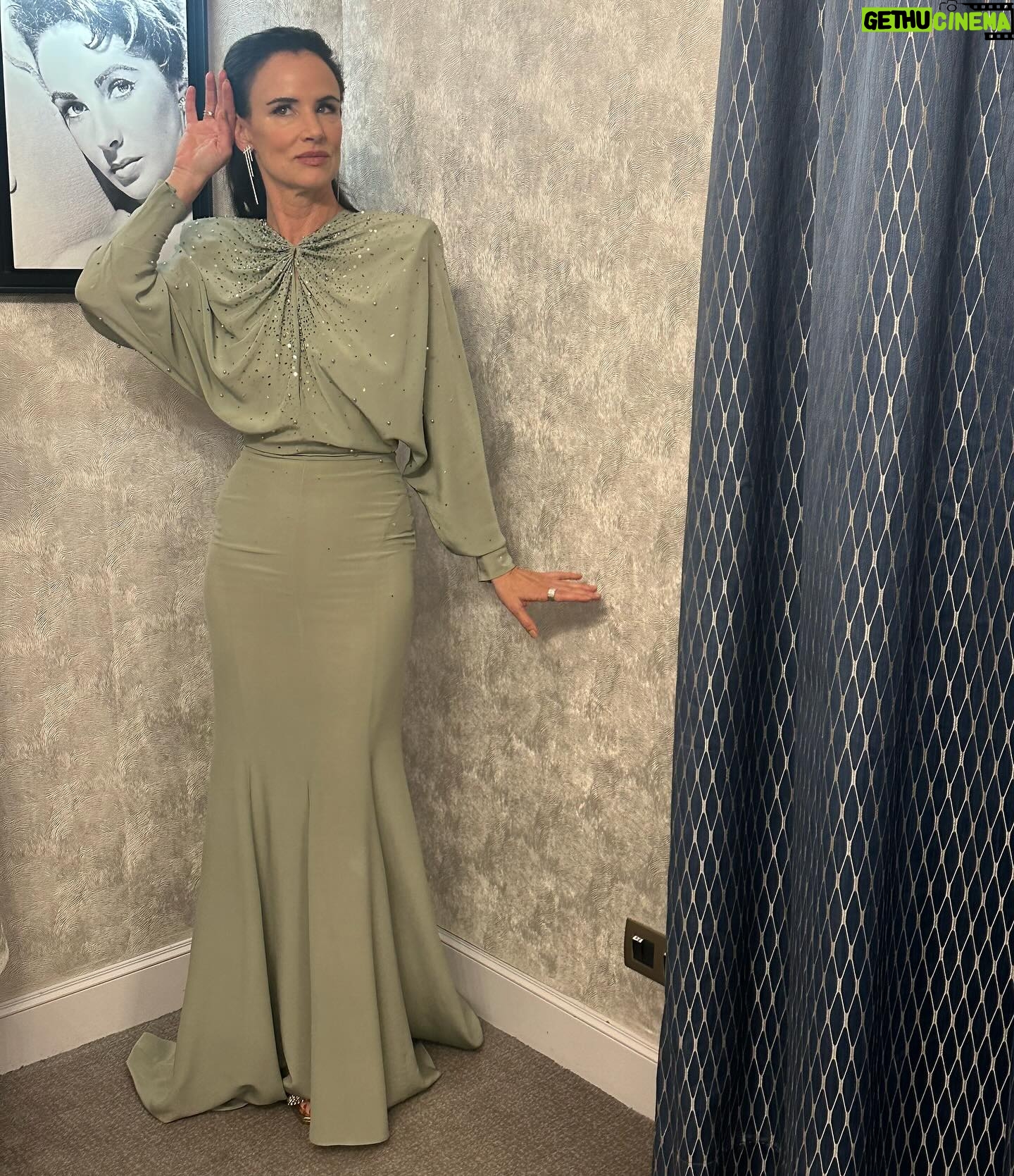 Juliette Lewis - 28.7K Likes - Every so often you get to fly to France with a new movie… @deauvilleus Thank you for being beautiful hosts to our little magical brutal film THE THICKET !
@daniandemmastyle
Dress
@harithand
@jimmychoo
@thisisstateproperty
@michaelm
@nicolerosejewelry