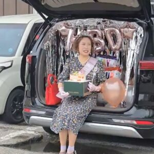 Jung Kyoung-mi Instagram - 나의 생일날!

증갱미입니다!
어제는 저의 생일이었지요~ 
일 마치고 약속한 듯 동생들이 하나둘 와줬어요!
짧은 시간이었지만 밥도 먹고 차도 마시고 
‘나 너무 행복하다’ 속으로 계속 말했지요.

항시 날 위해 애써주는 우리 매니저들, 피디님들이 
여으네인처럼 카니발 뒤에 풍선도 달아주고 흐흑 
(풍선이 날아가서 줍느라 하하핳하핳하) 
내가 더 열심히 뛸께요. 

싸모님 릴스를 도와주는 우리 김포언니들, 김이사님
내 마음에 청룡영화제 여우주연상입니다.

그라고 정말 많은 축하메세지를 받았어요.
감사하고 또 감사해요!
주신 마음 잊지않고 베풀면서 살께요.

케익의 나이가 60살? 45살? 
뭣이 중요해요!
나는 그냥 행복합니다.

생일날 술 한 잔 못하고 운동간 엔딩이 슬픈 여인….