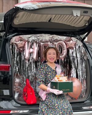 Jung Kyoung-mi Instagram - 나의 생일날!

증갱미입니다!
어제는 저의 생일이었지요~ 
일 마치고 약속한 듯 동생들이 하나둘 와줬어요!
짧은 시간이었지만 밥도 먹고 차도 마시고 
‘나 너무 행복하다’ 속으로 계속 말했지요.

항시 날 위해 애써주는 우리 매니저들, 피디님들이 
여으네인처럼 카니발 뒤에 풍선도 달아주고 흐흑 
(풍선이 날아가서 줍느라 하하핳하핳하) 
내가 더 열심히 뛸께요. 

싸모님 릴스를 도와주는 우리 김포언니들, 김이사님
내 마음에 청룡영화제 여우주연상입니다.

그라고 정말 많은 축하메세지를 받았어요.
감사하고 또 감사해요!
주신 마음 잊지않고 베풀면서 살께요.

케익의 나이가 60살? 45살? 
뭣이 중요해요!
나는 그냥 행복합니다.

생일날 술 한 잔 못하고 운동간 엔딩이 슬픈 여인….