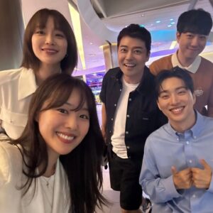 Jung Yoo-min Instagram - #안녕할부지
왕 귀여운 푸링이도 보고 반가운 얼굴들도 보고 -! 🐼❣️