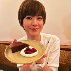Juri Ueno Instagram - ケーキはいかが？🍰😋

お腹いっぱいなのに食べてしまった。🍽️
Cheers🥂

At RITA restaurant 

#wellington
@purenewzealand