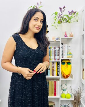 Jyothi Krishna Instagram - “Don’t follow the crowd, let the crowd follow you.” 

#jyothikrishna #beauty #in #black #actress #malayalamcinema #malayali
