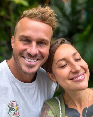 Kamila Rundusová Instagram - (EN👇) Ne, určitě to není jako dřív. Je to úplně jiný. Je to totiž mnohem lepší. Jsme spolu úžasný. Všechno nám jde báječně od ruky a čím dýl spolu jsme, o to větší parťáci z nás jsou. Ani nevim, kdy jsme se my dva naposled hádali? 

Jakože my se dohadujeme pořád, to jo.  Ale o dobrejch věcech, o nápadech, o tvorbě. A to je dobře, rozumíš. S dobrým nábojem. To musí bejt. Bez toho by to všechno vyšumělo a byla by nuda.

Hlavně všechno v klidu, umět ustoupit, brát všechno s úsměvem a hlavně… to umění nemít poslední slovo. To byla vysoká škola, ale máme z ní diplom. To zachrání všechno. A taky umět se od sebe jednou za čas odloučit. I kdyby jen na víkend.

To jsou teď asi tak naše největší rady pro krásnej vztah plnej porozumění a pohody. Mějte se krásně, my vám máváme z Karibiku a objímáme vás všechny do jednoho do kuličky.

PS: A všem, kdo svoji druhou polovičku ještě nemáte, tak vám ji teď posíláme. Je za rohem. Už je na cestě. Tak hlavně oči i srdce otevřený a nepřestat věřit. Nikdy! A nepochybovat. Najednou to totiž bude a bude to lepší, než o čem jsi každej den snil/a!!!! Věř nám. Víme o tom svý🫶

ENGLISH:
No, it's definitely not what it used to be. It's completely different. It is much better. We are amazing together. Everything works wonderfully for us and the longer we are together, the better partners we are. I don't even know when was the last time we two had an argument? 

Like we argue all the time, yeah.  But about good things, about ideas, about creation. And that's good. It has to be. Without it, everything would be boring.

Being able to step back, take everything with a smile and most importantly... the art of not having the last word. And also being able to separate from each other once in a while. Even if only for the weekend.

These are our tips for a beautiful relationship full of understanding. BIG HUGS!

PD: And to all of you who don't have your other half yet, we are sending it to you now. It's already on its way. So, above all, keep your eyes and heart open and don't stop believing. Never! Un doubt. Suddenly it will be and it will be better than what you have ever dreamed of ! Trust us. We know something about it 🫶
