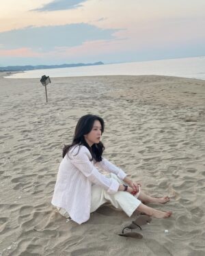 Kang Ji-young Instagram - 고나리자 양양편 촬영을 통해 얻은 건 피로와 야간 수당. 
그리고 우리 인턴이 찍어준 사진들. 
#고나리자