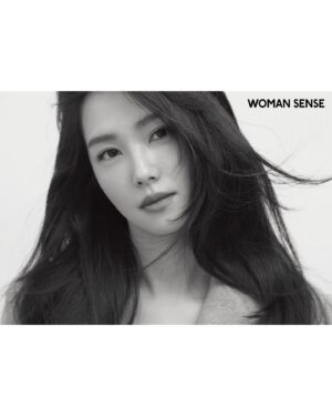 Kang Ji-young Instagram - 제게 화보 촬영은 익숙해지지 않는 ‘새로움’ 그 자체인 것 같아요. 담아주신 손길들, 기회주신 우먼센스 에디터 분들 정말 고맙습니다.

커버 인터뷰와 함께 @iwomansense 우먼센스 9월 호에 담겨있어요

아, 저의 원픽 사진은 말이죠…더보기