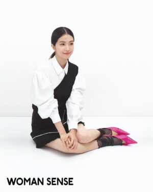 Kang Ji-young Instagram - 제게 화보 촬영은 익숙해지지 않는 ‘새로움’ 그 자체인 것 같아요. 담아주신 손길들, 기회주신 우먼센스 에디터 분들 정말 고맙습니다.

커버 인터뷰와 함께 @iwomansense 우먼센스 9월 호에 담겨있어요

아, 저의 원픽 사진은 말이죠…더보기
