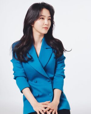 Kang Ji-young Instagram - 신규 프로그램 론칭을 앞두고 기존과 다른 새로운 프로필을 쓰고 싶어 덕분에 아주 오랜만에 프로필 사진 폴더를 열었다. 

분명 봤던 사진들인데 처음 보는 것처럼 생경한 기분.

나름 입사 10주년이라고 혼자 기념하며 찍었던 건데 
막상 찍을 때는 쑥스럽고 참 쉽지 않았지만 지금보니 찍어두기를 잘했다. 와, 근데 이걸 찍은 지도 벌써 4년.

아무튼 신규 프로그램 대박기원. 커밍쑨