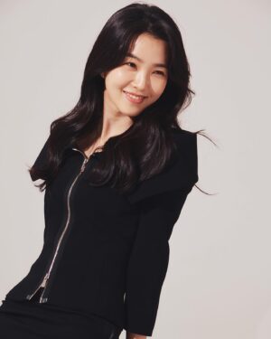 Kang Ji-young Instagram - 신규 프로그램 론칭을 앞두고 기존과 다른 새로운 프로필을 쓰고 싶어 덕분에 아주 오랜만에 프로필 사진 폴더를 열었다. 

분명 봤던 사진들인데 처음 보는 것처럼 생경한 기분.

나름 입사 10주년이라고 혼자 기념하며 찍었던 건데 
막상 찍을 때는 쑥스럽고 참 쉽지 않았지만 지금보니 찍어두기를 잘했다. 와, 근데 이걸 찍은 지도 벌써 4년.

아무튼 신규 프로그램 대박기원. 커밍쑨