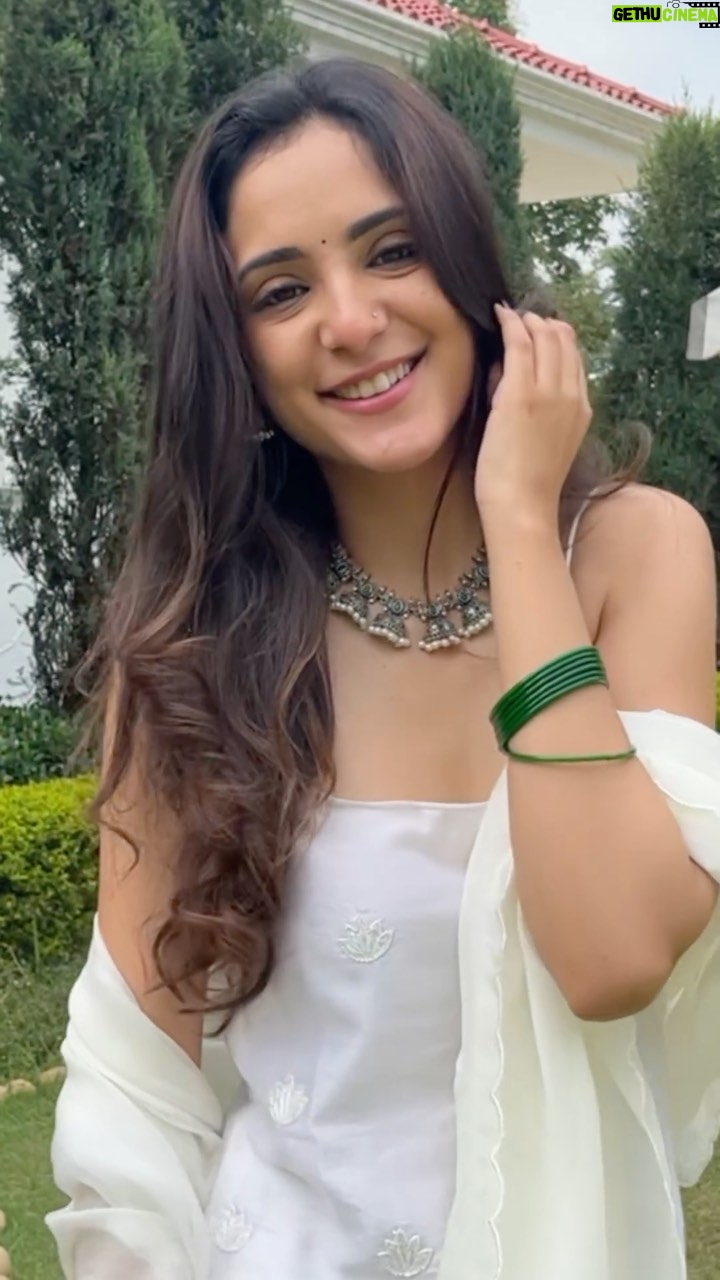 Kanikka Kapur - 76.8K Likes - Current favourite 🤍
Outfit by @jdang.label