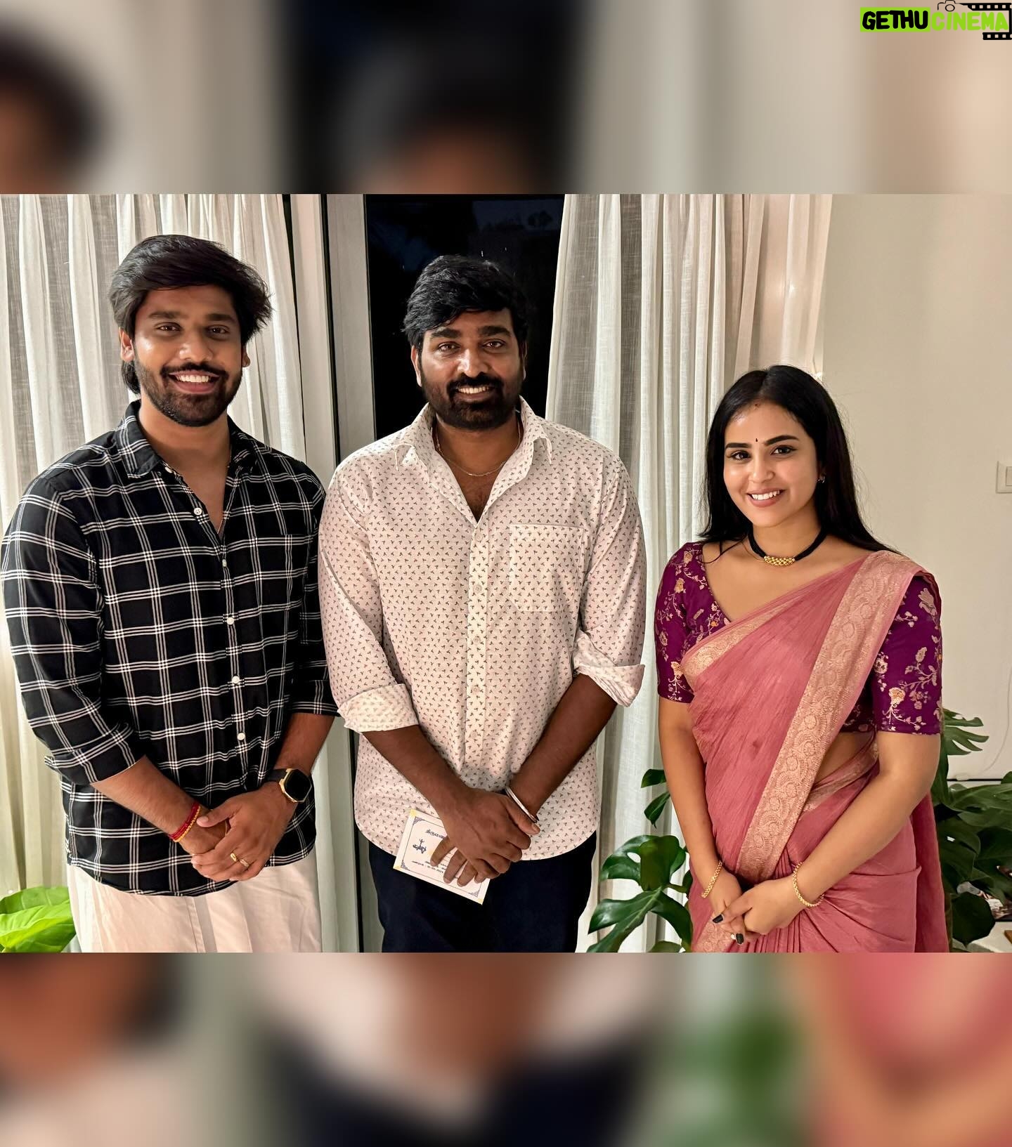 Kanmani Manoharan - 141K Likes - Met the MAHARAJA, Namma Makkal Selvan, @actorvijaysethupathi anna, and personally invited him to our wedding. Truly, one of the most grounded, humble, and coolest souls we’ve ever met! His kind words and warm wishes meant the world to us. Thank you for being so generous with your time and heart, anna ❤️
@aswath_official @aswathinkanmani Kalyanam ♥️
Saree : @yaradesigners
Styling : @indu_ig
Customised hamper : @hastakala.in @unibiccookiesindia
#AswathinKanmani #kanmanimanoharan✨ #vjaswath #aswathchandrasekar #vijaysethupathi #maharaja #makkalselvan