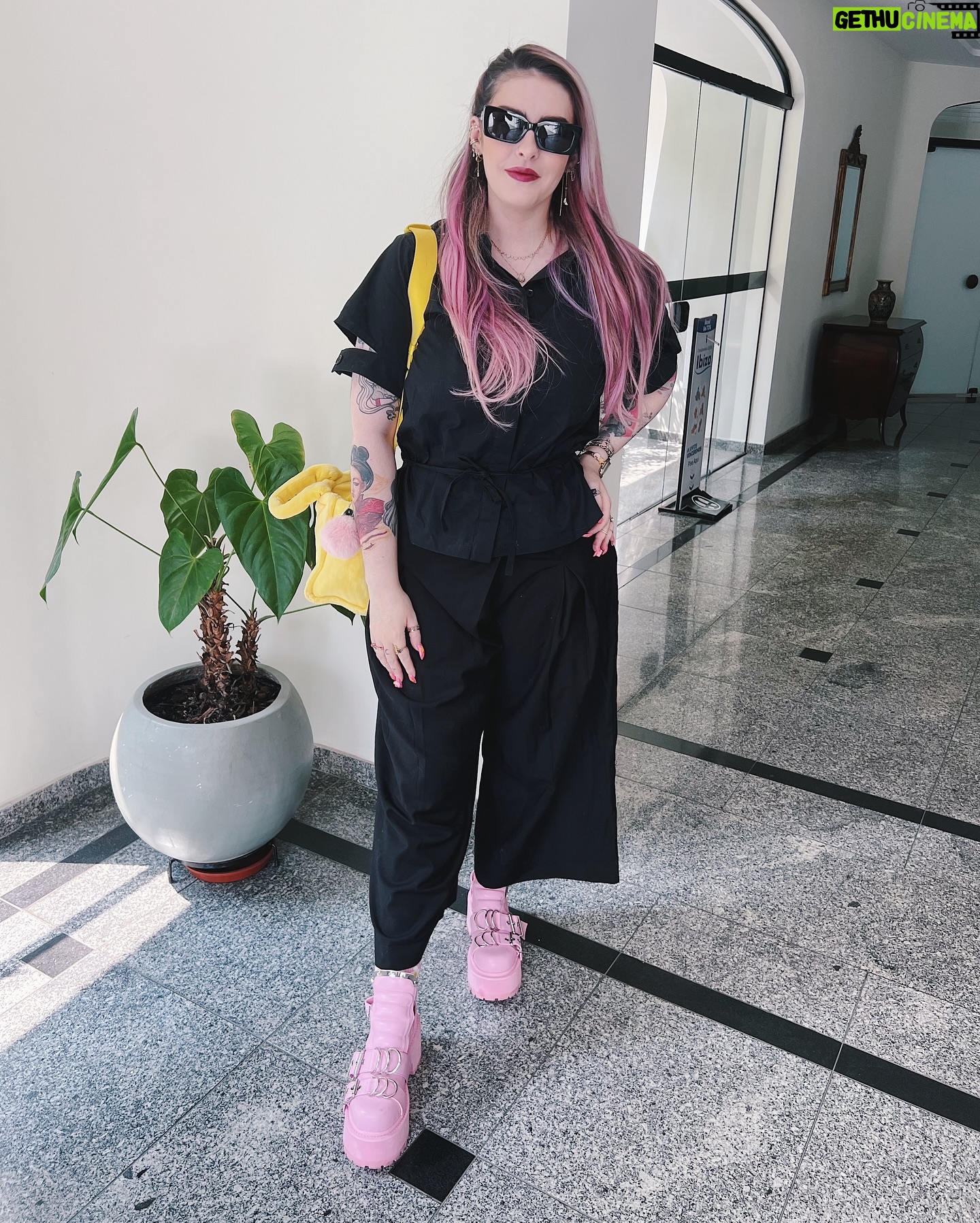 Karen Bachini - 14.3K Likes - Quase esqueço de postar esse look belíssimo aqui no feed 🧚 Gostaram? Não saio de casa sem minha botona rosa 😅😅🩷