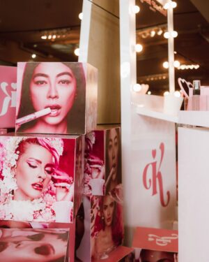 Karen Bachini Instagram - Mais closes belíssimos da ativação @karenbachinibeauty no evento do @somosgruposoma 💖 Foi incrível estar com vocês lá! Obrigada @zz.mall @arezzo @mboombeauty 🥰

Fotos por @lecanovo