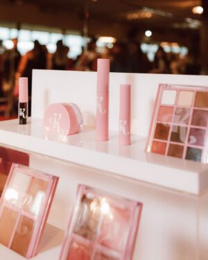 Karen Bachini Instagram - Mais closes belíssimos da ativação @karenbachinibeauty no evento do @somosgruposoma 💖 Foi incrível estar com vocês lá! Obrigada @zz.mall @arezzo @mboombeauty 🥰

Fotos por @lecanovo