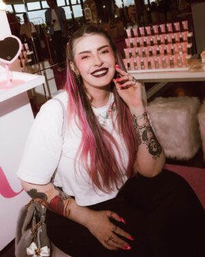 Karen Bachini Instagram - Mais closes belíssimos da ativação @karenbachinibeauty no evento do @somosgruposoma 💖 Foi incrível estar com vocês lá! Obrigada @zz.mall @arezzo @mboombeauty 🥰

Fotos por @lecanovo