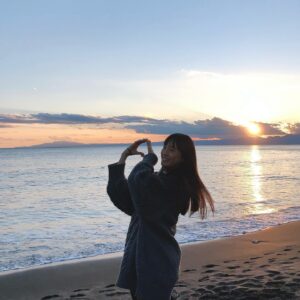 Karen Otomo Instagram - 今日好き、いよいよ明日最終回🥹❤️‍🔥
ドラマよりもドラマチックで、
全く予想もつかないラスト。
ぜひ、見届けましょう、、、！✨

あまりに楽しそうな旅が羨ましくなって引っ張り出してきた、「海と共に」な写真たち。
最近のものからもはや幼いものまで。
いつの、何のオフショットなのか、
記憶を遡りながらご覧ください🤭

インスタ、写真いっぱい載せられるようになってる😳