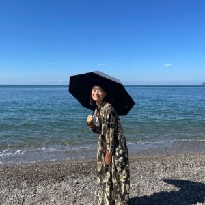 Karen Otomo Instagram - 今日好き、いよいよ明日最終回🥹❤️‍🔥
ドラマよりもドラマチックで、
全く予想もつかないラスト。
ぜひ、見届けましょう、、、！✨

あまりに楽しそうな旅が羨ましくなって引っ張り出してきた、「海と共に」な写真たち。
最近のものからもはや幼いものまで。
いつの、何のオフショットなのか、
記憶を遡りながらご覧ください🤭

インスタ、写真いっぱい載せられるようになってる😳