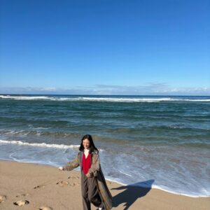 Karen Otomo Instagram - 今日好き、いよいよ明日最終回🥹❤️‍🔥
ドラマよりもドラマチックで、
全く予想もつかないラスト。
ぜひ、見届けましょう、、、！✨

あまりに楽しそうな旅が羨ましくなって引っ張り出してきた、「海と共に」な写真たち。
最近のものからもはや幼いものまで。
いつの、何のオフショットなのか、
記憶を遡りながらご覧ください🤭

インスタ、写真いっぱい載せられるようになってる😳