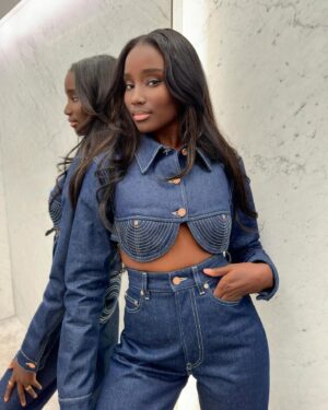Karidja Touré Instagram - « @niicoleog fais une photo en chap » 🛍️🌞😭 
noir ou couleur ?