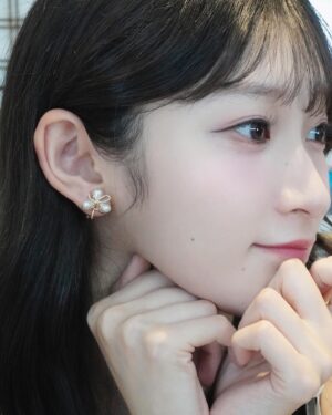 Karin Miyamoto Instagram - ♡

@kicuri.official さんと @miori_ichikawa さんコラボの
ワンピースをギフトして頂きました💖

めっちゃ可愛いし着やすくてリボン部分がベルベットだから
秋まで着られちゃいます🧚‍♀️

低身長の私にピッタリの丈🫶

イヤリングも目立ちすぎずしっかり可愛くて最高🫶

沢山着て着けるぞ～💖

#kicuri #きくりふく
#gifted