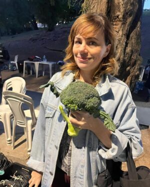Karine Teles Instagram - Terminaram as filmagens de Salve Rosa! Feliz, exausta e muito grata! Filme difícil e desafiador, personagem mais ainda… Mas tinha essa equipe! Tinha essa diretora @susannalira ! Firme, leve e generosa! Tinha esse elenco e tinha essa parceira maravilhosa @klarafgcastanho . Como ela mesma diz: que sorte que é a gente!  Terminamos de filmar e ainda assim,  isso é só o começo. Tem muito trabalho pela frente, mas ano que vem o filme estreia! Cinema… Essa mágica! Te amo! #cinema #atriz #elenco #diretora #susannalira #klaracastanho #salverosa #contraocinemapatriarcalmulheresnoaudiovisual