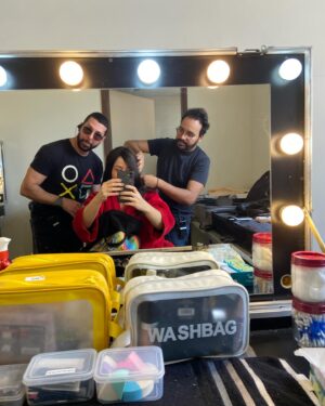 Karine Teles Instagram - Terminaram as filmagens de Salve Rosa! Feliz, exausta e muito grata! Filme difícil e desafiador, personagem mais ainda… Mas tinha essa equipe! Tinha essa diretora @susannalira ! Firme, leve e generosa! Tinha esse elenco e tinha essa parceira maravilhosa @klarafgcastanho . Como ela mesma diz: que sorte que é a gente!  Terminamos de filmar e ainda assim,  isso é só o começo. Tem muito trabalho pela frente, mas ano que vem o filme estreia! Cinema… Essa mágica! Te amo! #cinema #atriz #elenco #diretora #susannalira #klaracastanho #salverosa #contraocinemapatriarcalmulheresnoaudiovisual