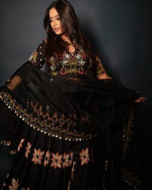 Karishma Sawant Instagram - .. in the air ✨♥️ 
Outfit - @yuvranijaipur 
Styled - @yourstylistforever 
Jewellery - @shagnaofficial
Muah - @vanshikhachanglanimua
Shot by - @akashbhingare13
Location - @contraststudiosmumbai