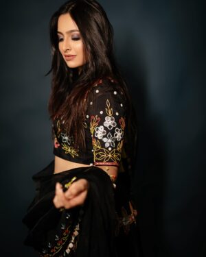 Karishma Sawant Instagram - .. in the air ✨♥️ 
Outfit - @yuvranijaipur 
Styled - @yourstylistforever 
Jewellery - @shagnaofficial
Muah - @vanshikhachanglanimua
Shot by - @akashbhingare13
Location - @contraststudiosmumbai
