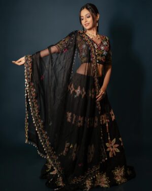 Karishma Sawant Instagram - .. in the air ✨♥️ 
Outfit - @yuvranijaipur 
Styled - @yourstylistforever 
Jewellery - @shagnaofficial
Muah - @vanshikhachanglanimua
Shot by - @akashbhingare13
Location - @contraststudiosmumbai