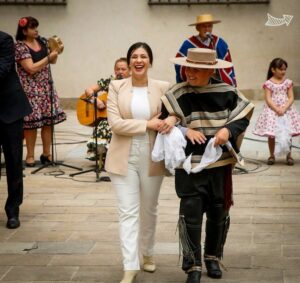Karol Cariola Instagram - ¡Viva Chile y nuestro baile nacional! ❤️

Con las cuecas y la música del conjunto folclórico Ventisquero, participamos del tradicional Esquinazo en el Palacio de La Moneda, encabezado por el Presidente @gabrielboric y autoridades de Estado.