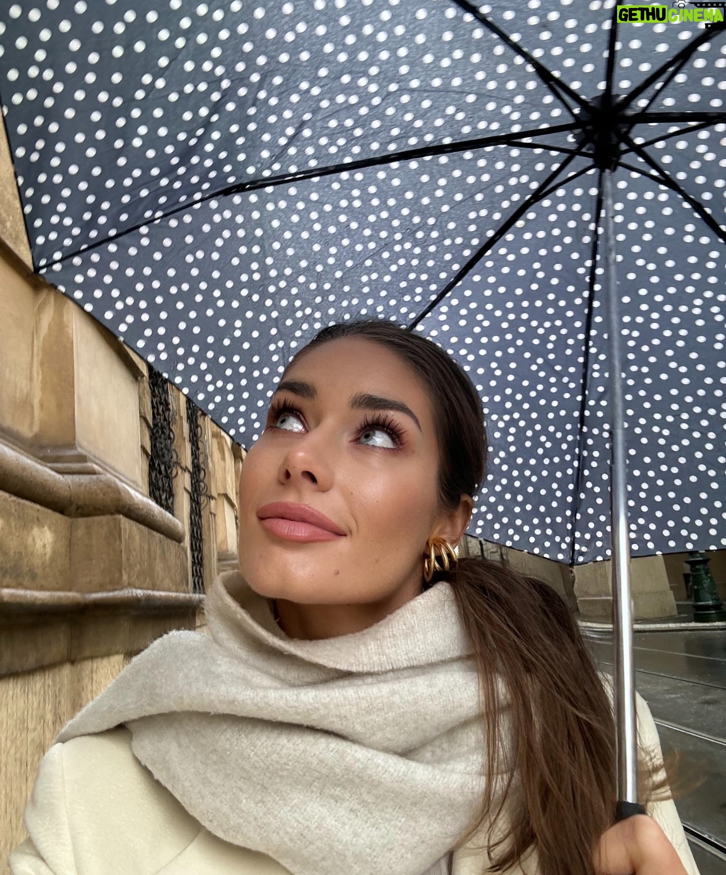 Karolína Kokešová - 1.3K Likes - Dnešní rychlá zdravotní vycházka, respektive vyjížďka..bohužel s deštníkem v ruce - velké téma a realita posledních dní. Když se totiž příroda rozmyslí, tak jsme pořád jen malí, bezvýznamní mravenečci.
Dávejte na sebe všichni pozor ☔️❤️🩹
#floods #prague #czechia