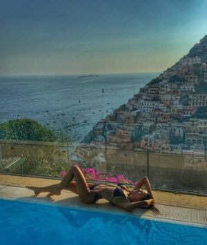 Karolína Kokešová Instagram - Gorgeous @villa_fiorentino_positano 🍋🍷☀️🍝💙

#positano #italy #grazie