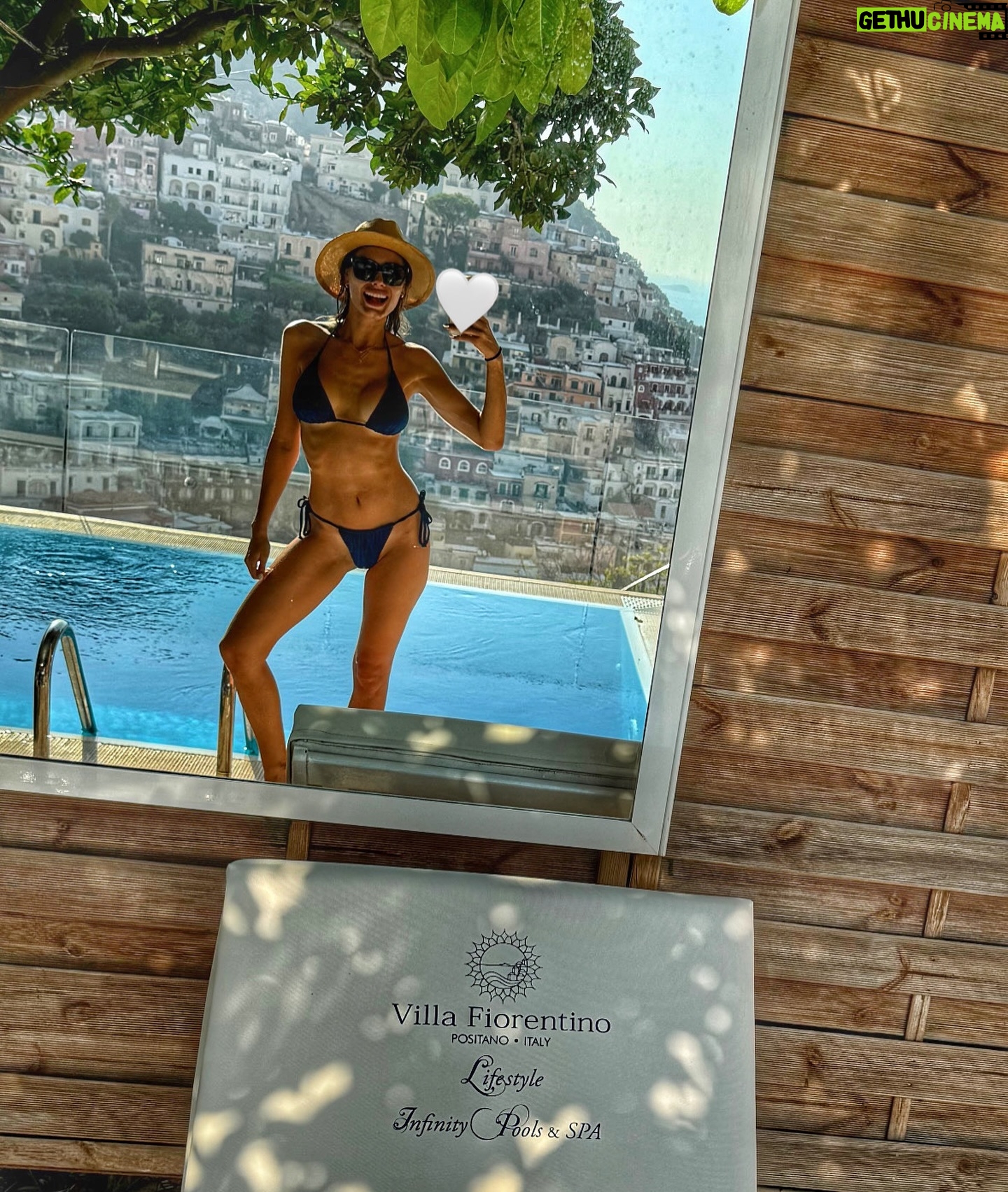 Karolína Kokešová - 2.4K Likes - Gorgeous @villa_fiorentino_positano 🍋🍷☀️🍝💙
#positano #italy #grazie