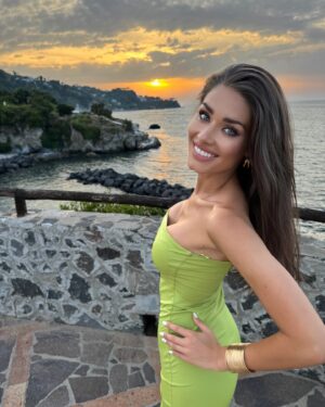 Karolína Kokešová Instagram - Včera byl táák krásný západ slunce..točila jsem něco pro Vás a i nějakou práci no a co se nestalo. Zablokovala jsem si ráno telefon a nic se mi samozřejmě neuložilo 🙃.. takže jsem si dnes dala repete jak magor, podle mě si tady v hotelu myslí, že mi pěkně drbe 😆🙏..ale denní detox bez telefonu je krásná věc, vřele doporučuji 🥳 #ischia #italy