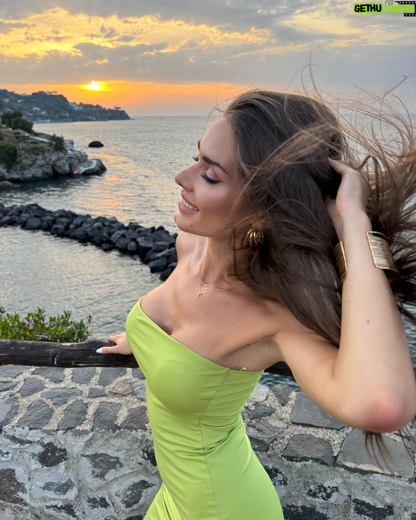Karolína Kokešová - 2.5K Likes - Včera byl táák krásný západ slunce..točila jsem něco pro Vás a i nějakou práci no a co se nestalo. Zablokovala jsem si ráno telefon a nic se mi samozřejmě neuložilo 🙃.. takže jsem si dnes dala repete jak magor, podle mě si tady v hotelu myslí, že mi pěkně drbe 😆🙏..ale denní detox bez telefonu je krásná věc, vřele doporučuji 🥳 #ischia #italy