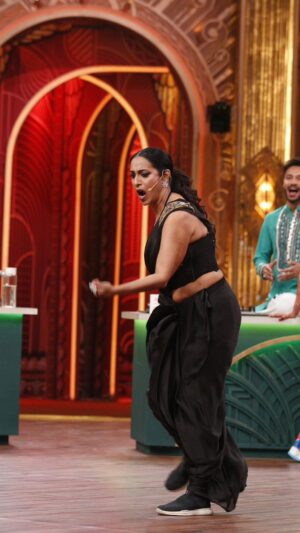 Kashmera Shah Instagram - Watch tonight 
#laughterchefsunlimitedentertainment every Thursday and Friday night from August 1 st onwards at 10 pm only on @colorstv and @officialjiocinema 
@krushna30 @colorstvcanada @aapkacolorsusa @rishteyasia @colorsapac #kashmerashah #kashmirashah #kash bollywood #bollywoodsongs #bollywoodstyle #bollywoodactor #bollywooddance #bollywoodactress #bollywoodfashion  #kashmerashah #kashmira #fun  #comedy #laughterchefsunlimitedentertainment #reality #realityshow #chef #cooking #actress 
#funny  #krushna  #hilarious #laugh #laughing joke #jokes #joking #humor