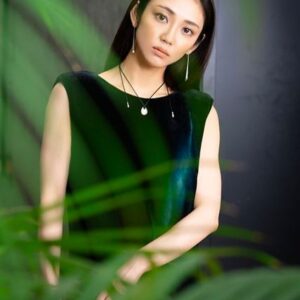 Kasumi Yamaya Instagram - ドラマ「海のはじまり」取材styling

年始に　@cinoh_official  さんのコレクションを見た時に
一目惚れしたドレス。
美咲さんとこの服を着よう！って目標を立てまして。
今回叶いました😭出会いの服。心から感謝です。

#cinoh #山谷花純 #海のはじまり