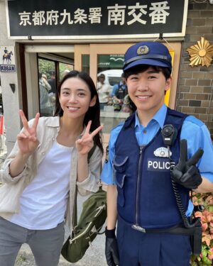 Kasumi Yamaya Instagram - ドラマ「科捜研の女season24」ありがとうございました。

11年ぶりに帰って来れました。
続ける意味をまた改めて噛み締める事が出来た作品。

今回初めましてだった兼崎監督。
一つ一つのシーンを大切に、真っ直ぐ目を見て向き合ってくださりました。それが何よりも嬉しくて楽しくて。
またきっといつかお会いできると信じてます。
感謝です。

撮影合間には、鈴木さんと　@tawadahideya_official  の話で盛り上がったり🍔⭐️
朗らかな雰囲気が颯ちゃんと重なりました。

久しぶりの京都。私のひと夏でした。

#科捜研の女 #鈴木福  さん
#山谷花純 #テレビ朝日 #兼崎涼介  監督