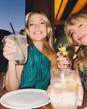 Kate Hudson Instagram - Pictured here….my bro on his birthday with his beautiful children 🤍 Oliver in his element being the best father. Always love celebrating our Ollie 🎂✨ It was also a great excuse to wear this dress I purchased in Greece that I love almost as much as celebrating him 😉 How bout big love for my bro 🦋❤️
