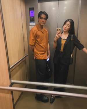Kate Pang Instagram - 出门的时候才发现我们穿了情侣装！🫣

在一起久了，脑波很容易被影响～～

我常常想不起来某个演员叫什么名字，也不知道他拍过的戏名，只记得长什么样子，随便讲了一个特征，或是戏里面的一个小情节，老公马上就能猜到那个人是谁！仿佛是在我脑中植入晶片一样～～～（说不定真的有）

#andiechen #katepang #celebritycouple #夫妻之间的默契