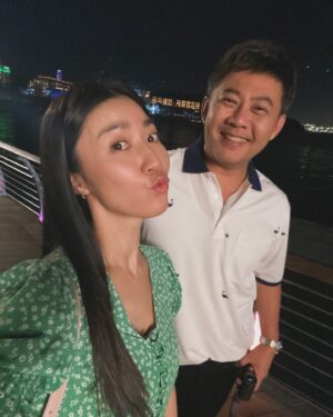 Kate Pang Instagram - 好久没回新加坡拍戏，一听说这个角色是跟 @yaowenlong 大哥一起，想都不用想，立马就答应了！

2010年，刚到新加坡的第一部戏 #乐在双城 ，就是跟彣隆大哥一起，真的很感谢有他，对我这个新人有无数的包容跟照顾。

好久没有看到他，这次一起拍戏，还是依旧温馨，谢谢他一直给我很多正能量还有非常有用的金玉良言。

#青春小鸟 #wawapictures #iamback #singapore #drama