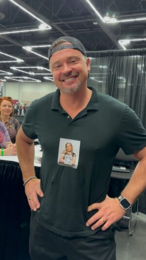 Katee Sackhoff Instagram - I found a new use for Superman…I seriously love Tom Welling! He’s one of the nicest people I’ve ever met plus, he’s a very attractive walking billboard for the podcast. 

Make sure you look out for the stickers at my next convention. They’re on my table when you come get an autograph and scattered around the show to grab. I’ll also continue to tag my friends because you can’t beat that advertisment….Rosie’s next! 😘

#thesackhoffshow #tomwelling #michaelrosenbaum